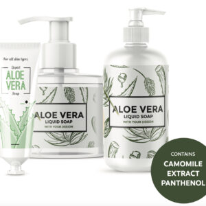Trys skirtingos "Aloe Vera" skysto muilo pakuotės: tūbelė, permatomas buteliukas su pompa ir didelis baltas buteliukas su pompa, pabrėžiant, kad sudėtyje yra ramunėlių ekstrakto ir pantenolio.